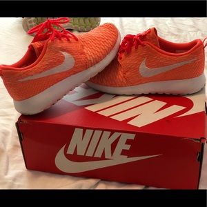 Women’s Nike roshe knit size 8